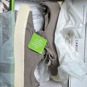 Cariuma Gray Sneakers with Minimalist Design